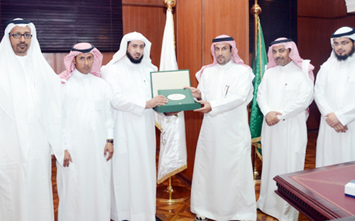 مدير جامعة المجمعة يتسلم التقرير السنوي الثالث من عمادة التعليم الإلكتروني