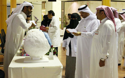 د.الطويرقي يفتتح معرض يوم البصر العالمي 2013 بتخصصي الملك خالد للعيون 