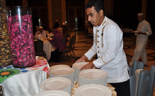 «شباب مهني سعودي» يقدم خدماته لضيوف الرحمن بالفنادق في العاصمة المقدسة 