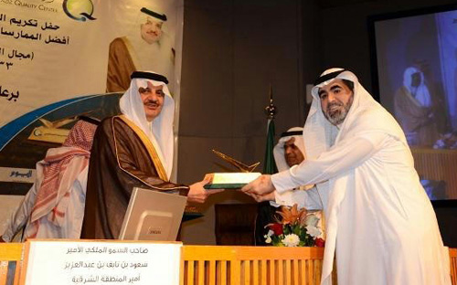 أمير المنطقة الشرقية يكرِّم مدرسة الدفي الثانوية