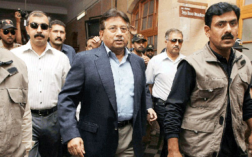 محكمة باكستانية تقضي بحبس مشرف أسبوعين عقب اعتقاله