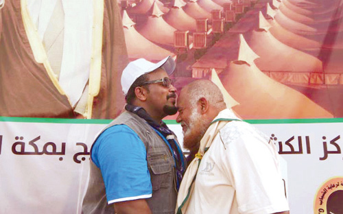 أب وابنه يلتقيان لخدمة 