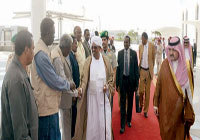 الرئيس السوداني يصل جدة لأداء الحج