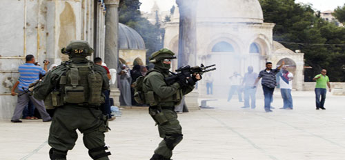 يهود يقتحمون ساحات المسجد الأقصى ويرفعون العلم الإسرائيلي