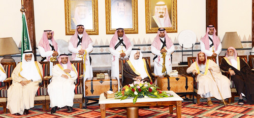 أمير منطقة عسير يستقبل المهنئين بالعيد 