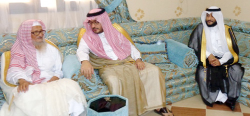 محافظ صامطة يستقبل المهنئين بالعيد ويعايد المشايخ