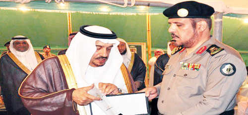 أمير منطقة القصيم يتسلم درع شعار حملة الحج للأمن العام