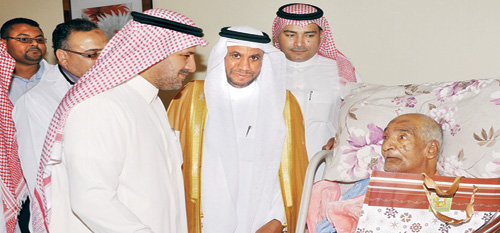 أصدقاء المرضى في تبوك تعايد المنومين في المستشفيات والمنازل