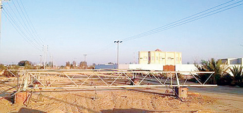 خط نقل الطاقة الكهربائية ذات الجهد العالي يتوسط التجمعات السكانية بطبرجل