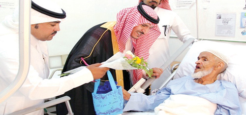 الزكري يعايد مرضى مستشفى حوطة سدير