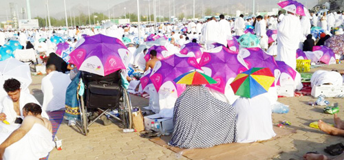 الاتصالات السعودية توزع أكثر من 350 ألف مظلة في الحج 