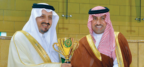 نائب أمير منطقة الرياض يتوج الفائز بكأس إمارة منطقة الرياض 