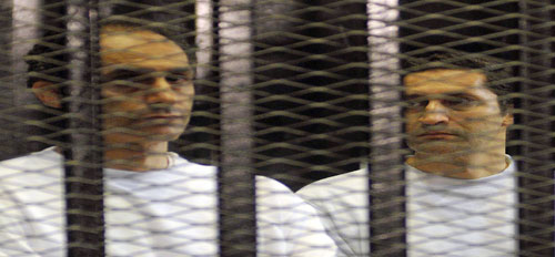 تأجيل محاكمة شفيق ونجلي مبارك لجلسة 24 أكتوبر 