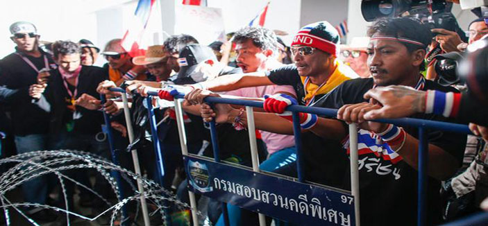 محتجون يحيطون بعاصمة تايلاند للمطالبة باستقالة رئيسة الوزراء 
