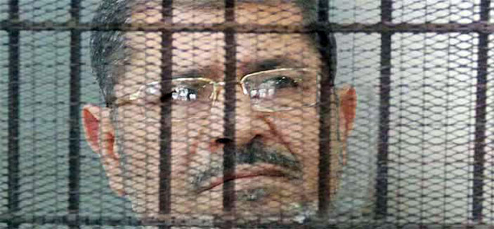 مصر .. مرسي وفريق دفاعه يغيبون عن جلسة محاكمته لدواعٍ أمنية 