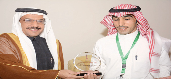 د. الحجيلان افتتح معرضاً للكاريكاتير في صالة الأمير فيصل للفنون 