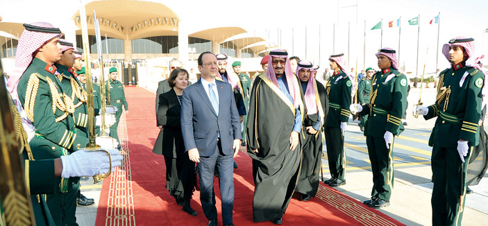 سمو ولي العهد يستقبل الرئيس الفرنسي لدى وصوله الرياض 