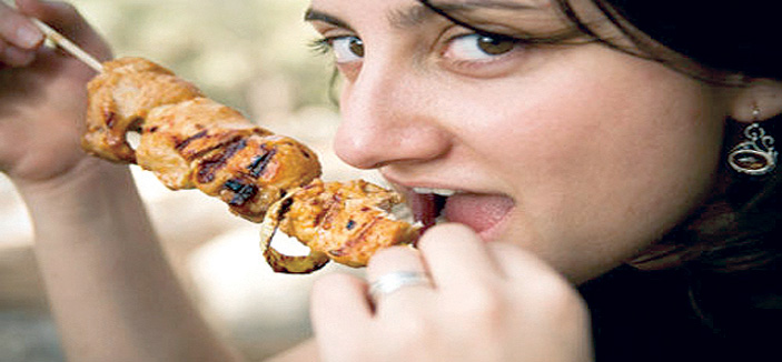الرجال يأكلون ضعف ما تأكله النساء من اللحوم 