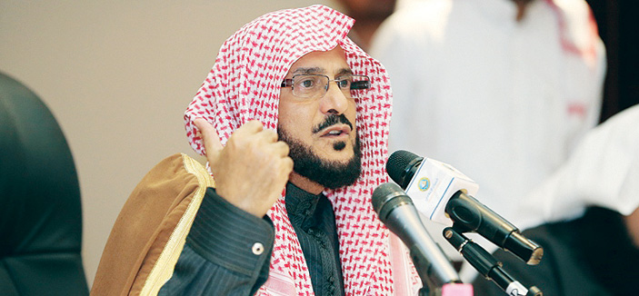 لن نسمح لمنسوبينا باستخدام السلطة بالتعسف ولم أطالب بعدم إغلاق المحال وقت الصلاة 