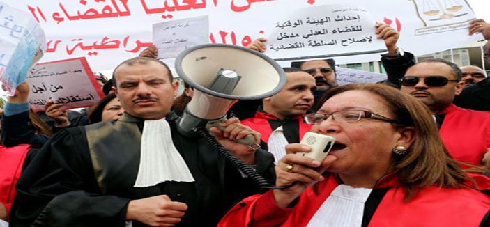 قضاة تونس يتظاهرون ويضربون للمطالبة باستقلال القضاء في الدستور الجديد 
