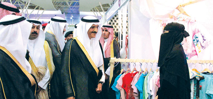 الأمير خالد بن بندر جسد قمة (التواضع) وهو يتجول في أسواق العاصمة 