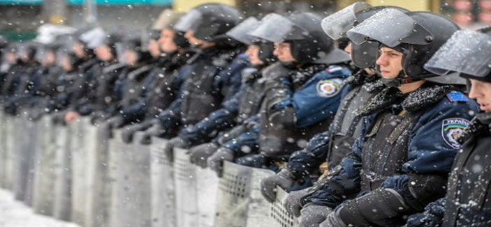 توتر بين الشرطة والمتظاهرين في كييف بعد اشتباكات متقطعة 