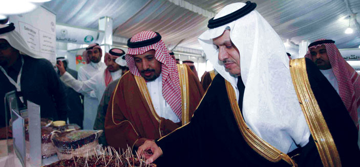 أمين منطقة الرياض يفتتح مهرجان الأسرة للنخيل والتمور 
