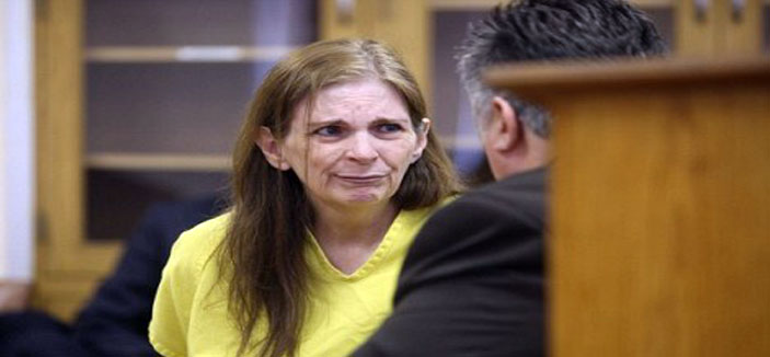 اتهام أُمّ بتمزيق جثة ابنها وإلقاء قطع منها على الطرق 