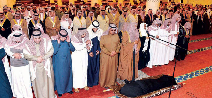 أمير منطقة الرياض ونائبه يؤديان صلاة الميت على الأميرة منيرة بنت عبدالعزيز بن جلوي 