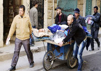 إجلاء 420 مدنياً من حمص بمساندة قوافل الإغاثة