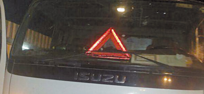 عمالة تابعة لجهة خدمية تسرق الحديد 