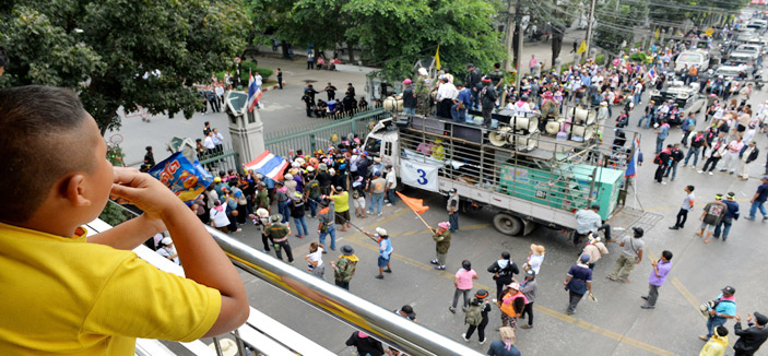 محتجون في تايلاند يقاطعون منتجات الشركات المرتبطة بأسرة رئيسة الوزراء 