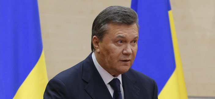 مسلحون يسيطرون على مطارين في القرم .. ويانوكوفيتش يظهر مجدداً 