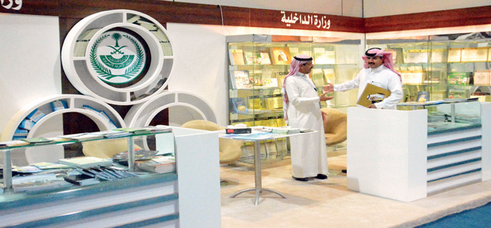 عارضون للتوعية والبيع يشيدون بالإقبال منذ الساعة الأولى 