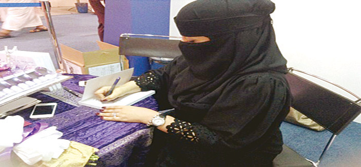 مستورة العرابي توقع (التشكيل الجمالي في شعر عبد العزيز خوجة) بالمعرض 