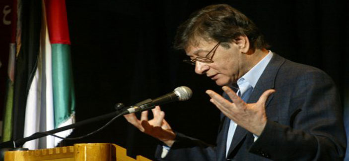 (معلقات درويش) معرض فني لبعض ما قاله مطرزاً بالحرير 