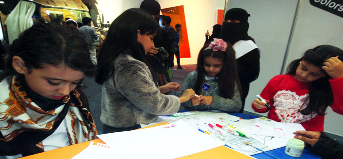 إقبال كبير من الأسر على شراء الألعاب الذكية والهادفة في معرض الكتاب 