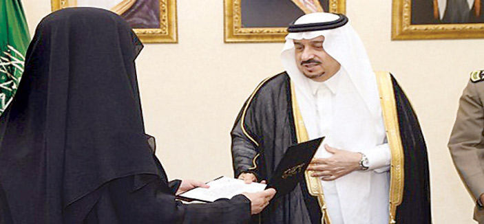 الأمير فيصل بن بندر يكرّم منسوبات مركز التدريب وخدمة المجتمع النسائي 