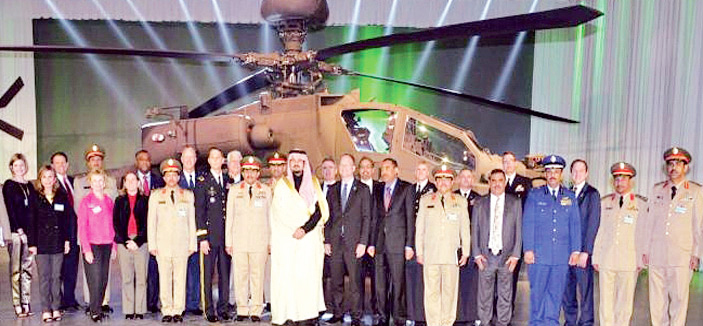 سمو نائب وزير الدفاع يدشن طائرة الأباتشي التابعة للقوات البرية الملكية السعودية 