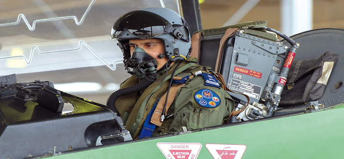 قائد قاعدة الملك عبدالعزيز الجوية يحلق في سماء الخبر مع الصقور السعودية 