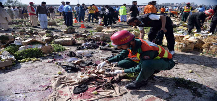 24 قتيلا في انفجار بسوق للخضار في باكستان 