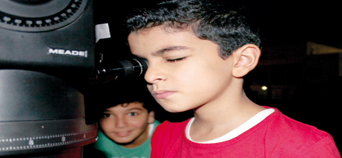 أطفال يرصدون ظاهرة تقابل المريخ في جدة 