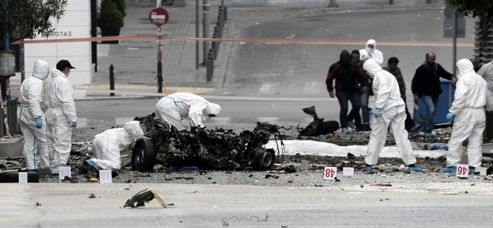 انفجار قنبلة داخل سيارة قرب بنك اليونان المركزي 