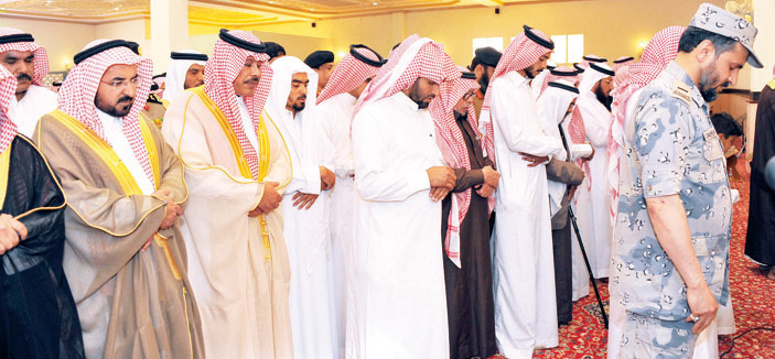أمير منطقة الباحة يؤدي الصلاة على شهيد الواجب رئيس الرقباء الغامدي 