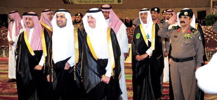 أمير المنطقة الشرقية سعود بن نايف يرعى حفل التخرج الرابع والأربعين بجامعة الملك فهد للبترول والمعادن 