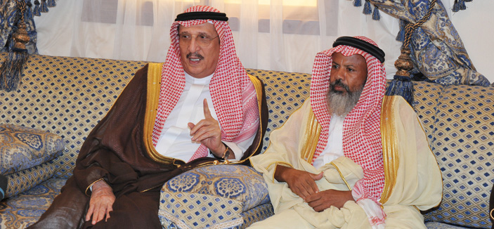 أمير منطقة جازان يلتقي بأسرة الشهيد الخبراني ويقدم واجب العزاء 