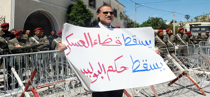 تواصل الاعتصامات لعائلات القتلى والجرحى أمام المجلس التأسيسي التونسي 