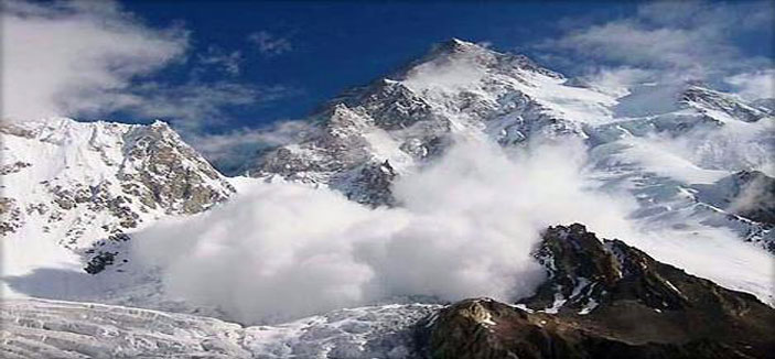 وفاة 9 أشخاص و12 في عداد المفقودين في انهيار ثلجي بجبل إفرست 