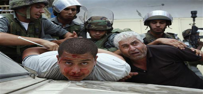 فلسطين .. الاحتلال يعتقل شباناً في الخليل ويُفجِّر أبواب منازل المعتقلين بالديناميت 
