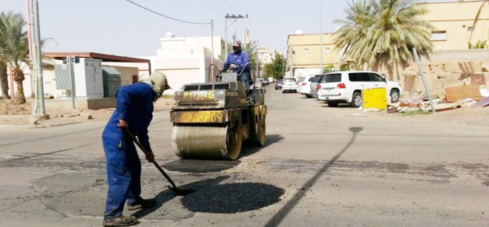 إصلاح الحفرة التي تصطاد السيارات في حي لبدة 